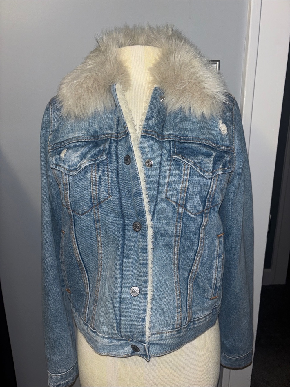 Abercrombie Light Blue Denim Jacket with Faux Fur Collar - Women's Size Small